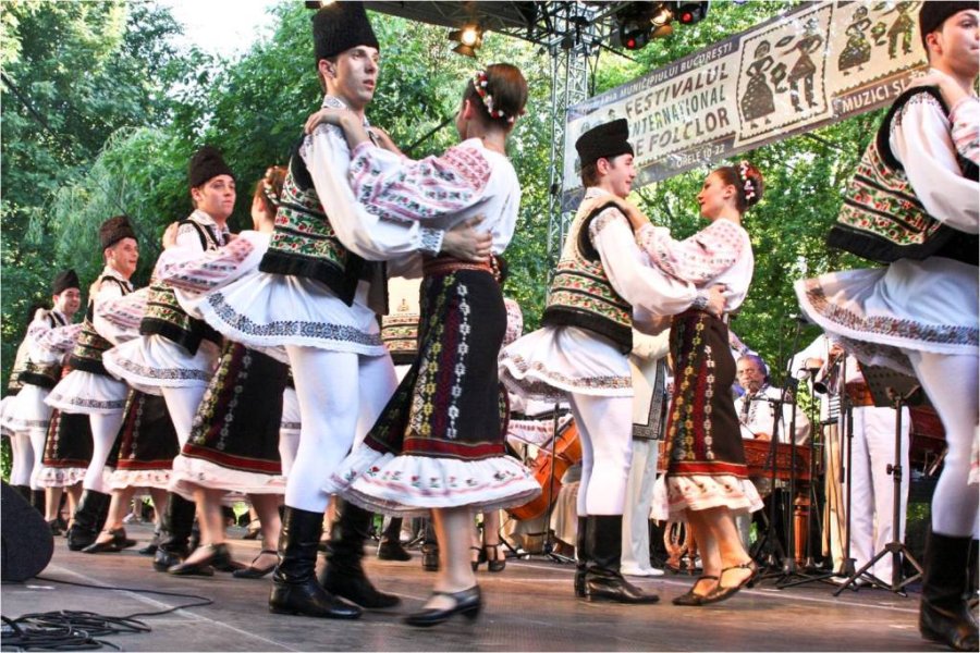 Песни танцы пляски. Румынская Сырба. Румыния танцы. Национальные танцы Румынии. Традиции Румынии.